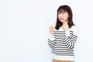 歯周病で歯茎が腫れている女性