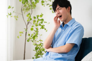 放置している親知らずが気になる男性