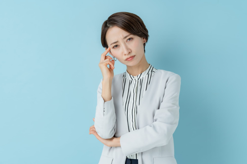 マウスピース矯正が難しい出っ歯について考える女性
