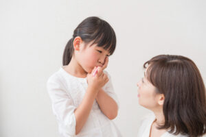 母親に歯が痛いと訴える女の子