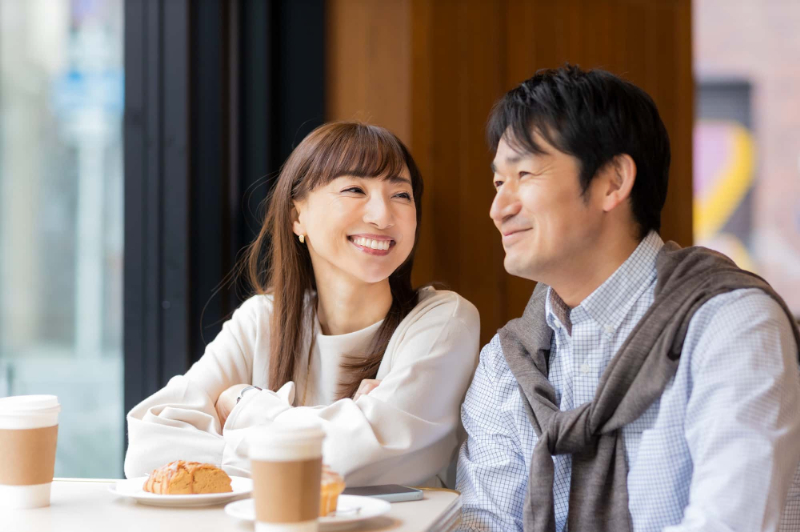 毎日の歯みがきで虫歯予防をして食事を楽しむ男女