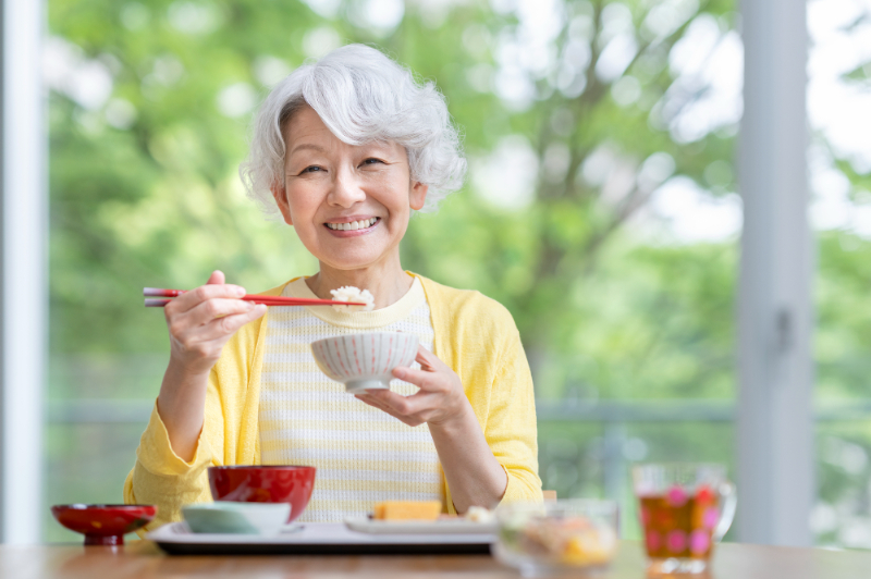 歯を失う前に予防し美味しく食事をいただく女性