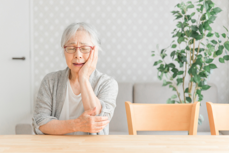 歯が痛み悩む女性