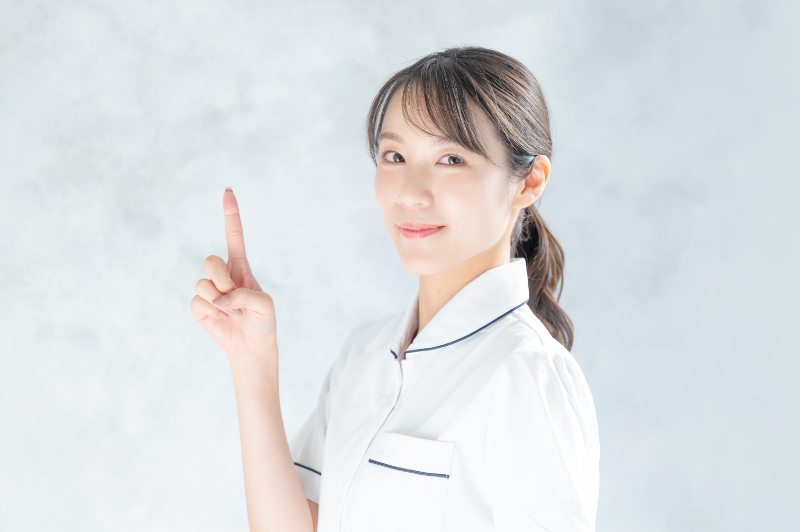 親知らずを抜いたあとの注意点を説明する歯科衛生士