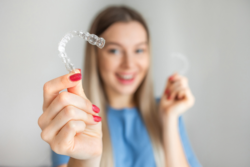 マウスピース矯正ですきっ歯を治療する女性