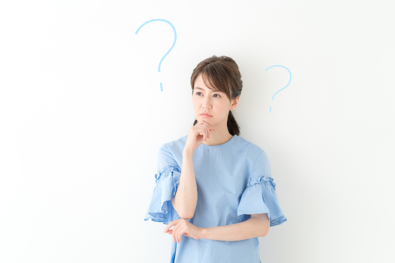 セラミックの歯の寿命に影響を及ぼす要因を考える女性
