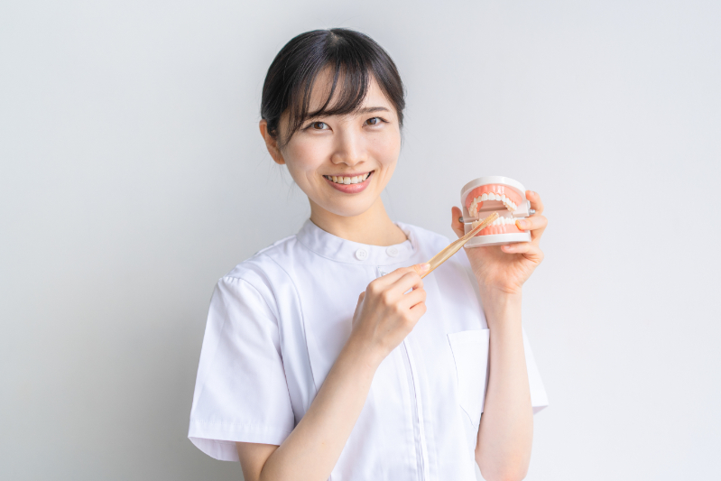 セラミックの歯を長持ちさせるためのコツを説明する歯科衛生士