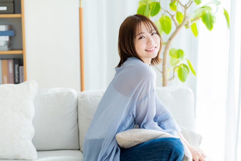 歯周病を治療して笑顔を見せる女性