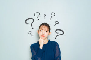 歯周病はどうやって治療するのか考える女性