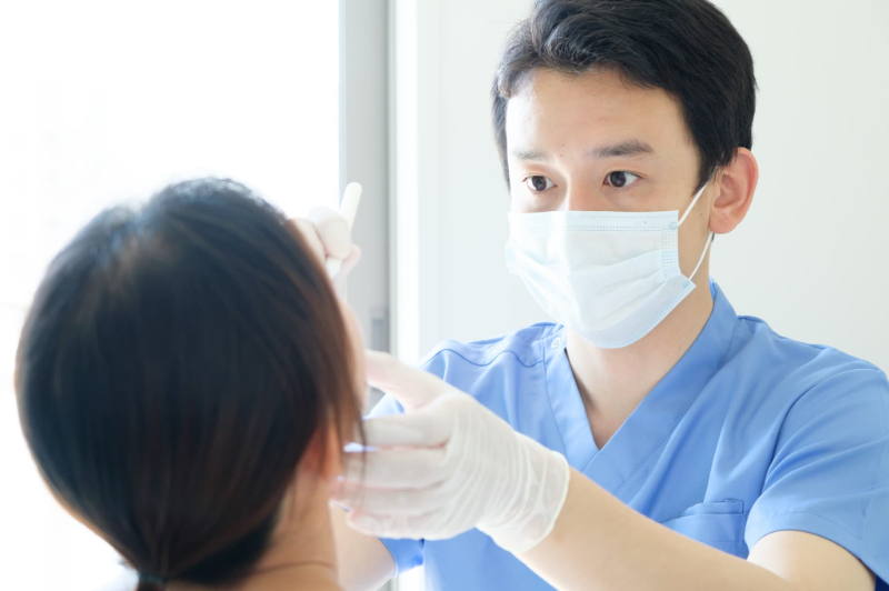 歯科検診を受ける女性