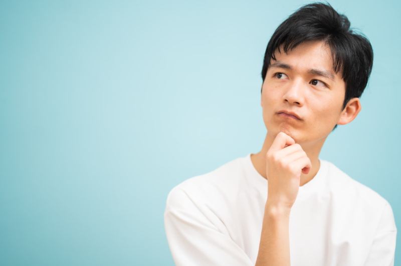 インプラント治療後であれば喫煙しても問題ないのか考える男性