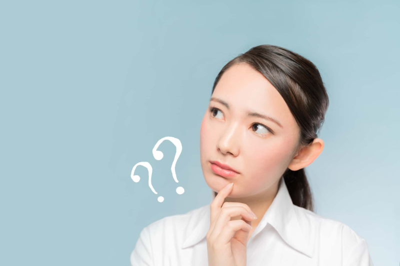 ホワイトニングは痛いか考える女性