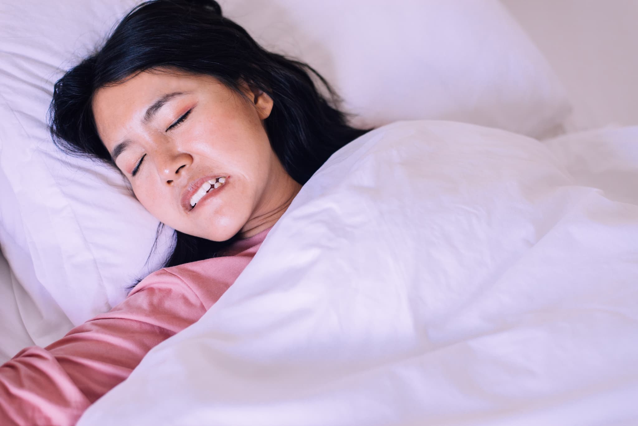 歯ぎしりする女性