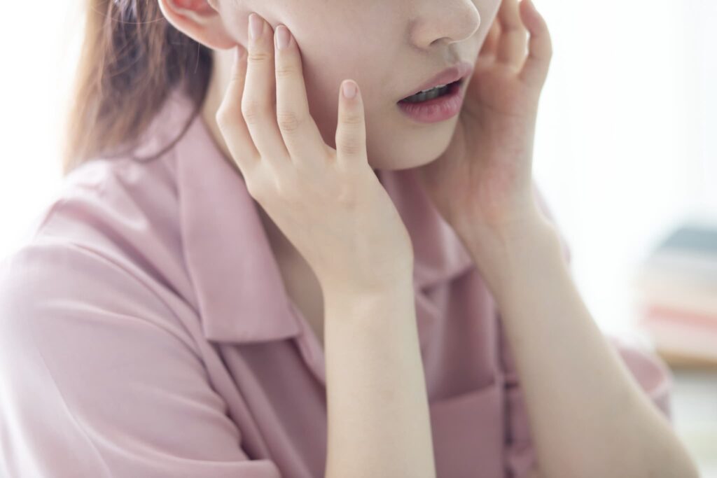 噛み合わせが悪くて調子が悪い女性