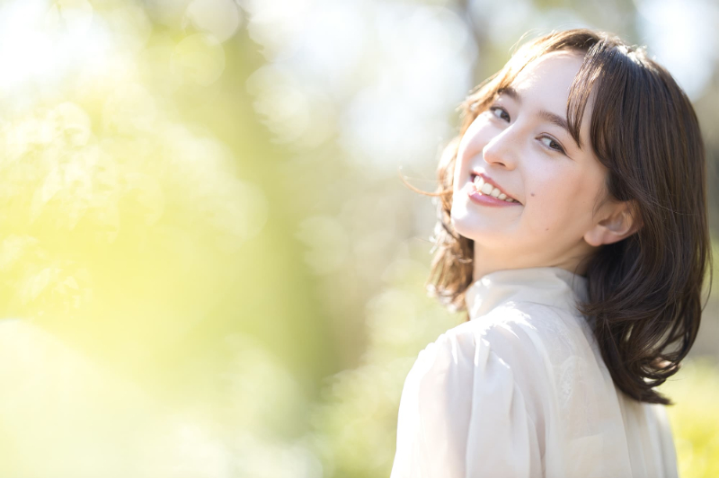 マウスピース矯正を終えて綺麗な歯並びを手に入れた女性