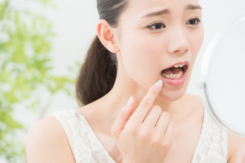 マウスピース矯正に失敗してがっかりする女性