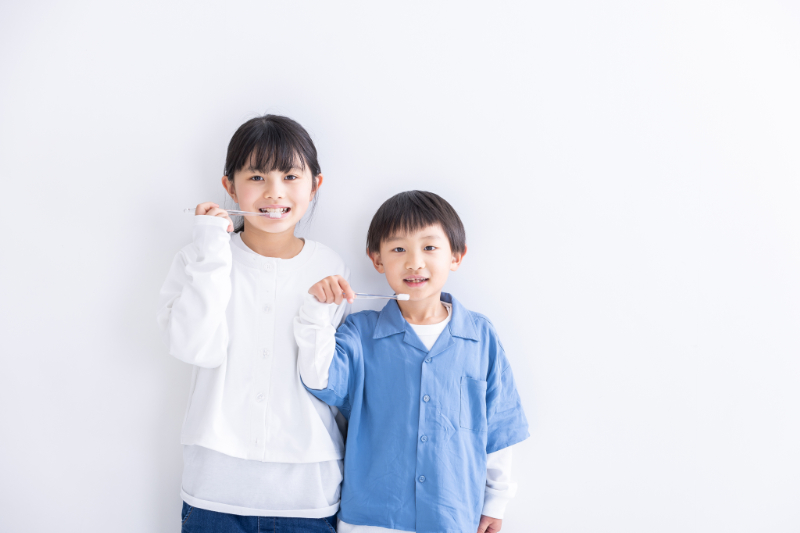 口臭を予防するために丁寧に歯磨きをするこども