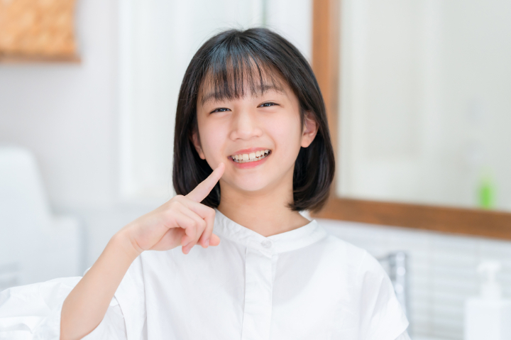 口臭を予防し笑顔を見せるこども