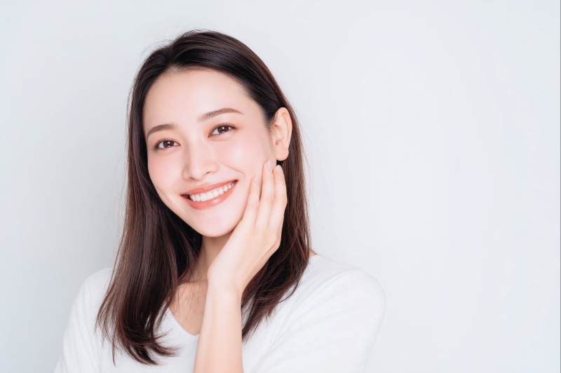 前歯の虫歯を治療して笑顔を見せる女性