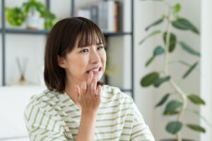 前歯の虫歯が気になる女性