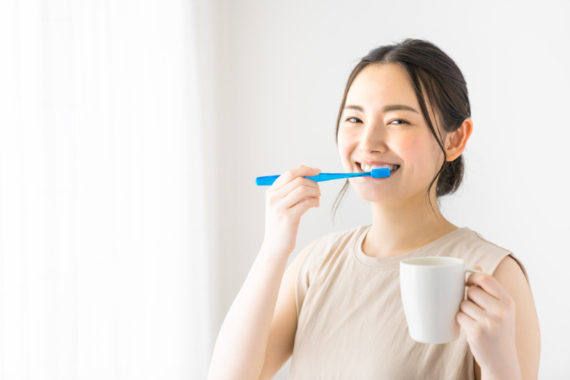 虫歯予防で歯磨きを徹底する女性