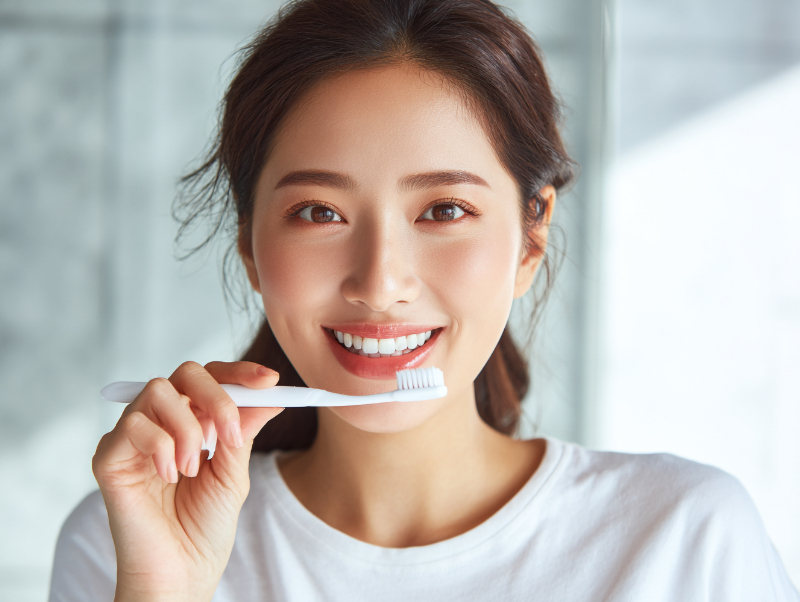 ホワイトニングの効果を長持ちさせるために丁寧に歯磨きをする女性