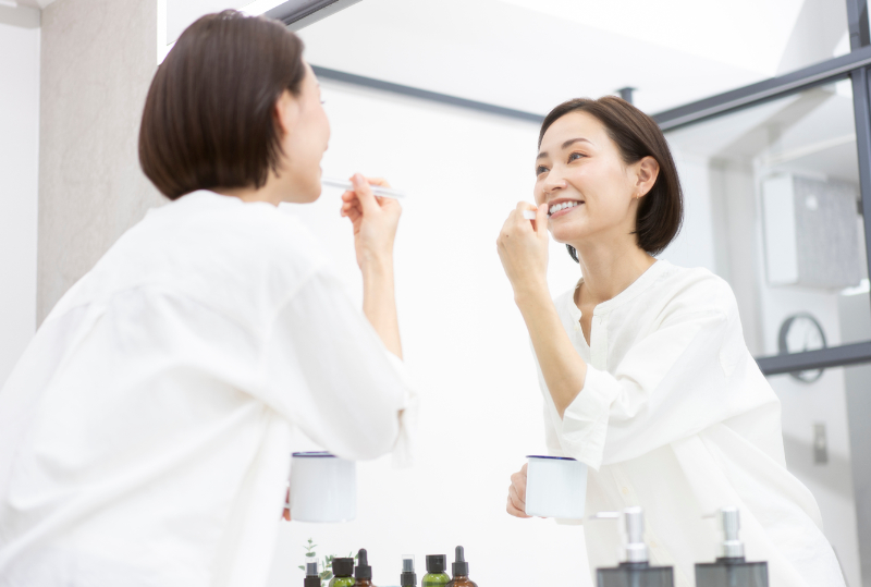 健康的な口腔環境を保つために丁寧に歯磨きをする女性