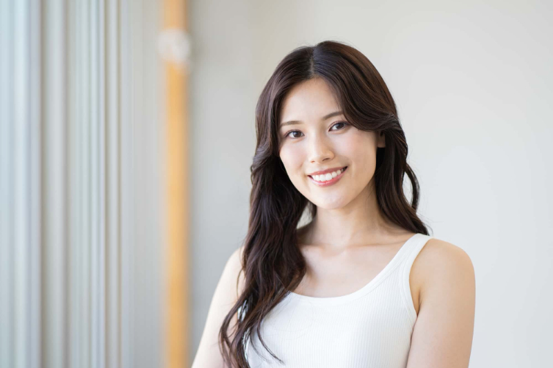 前歯をセラミックにした笑顔の女性