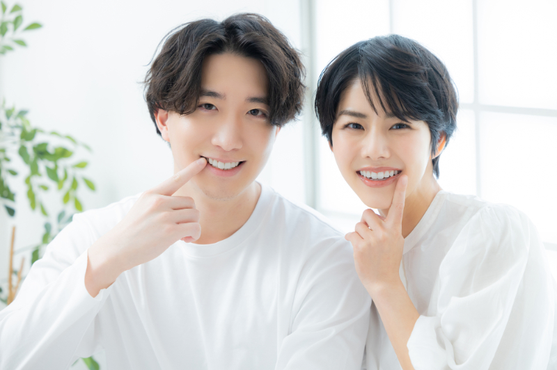 禁煙とケアで健康な口腔内を保つ男女