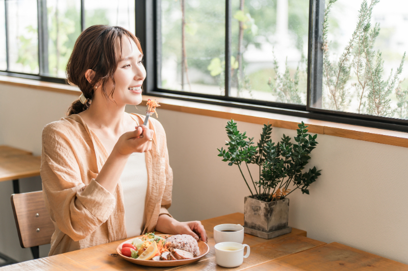 外食を楽しむマウスピース矯正中の女性