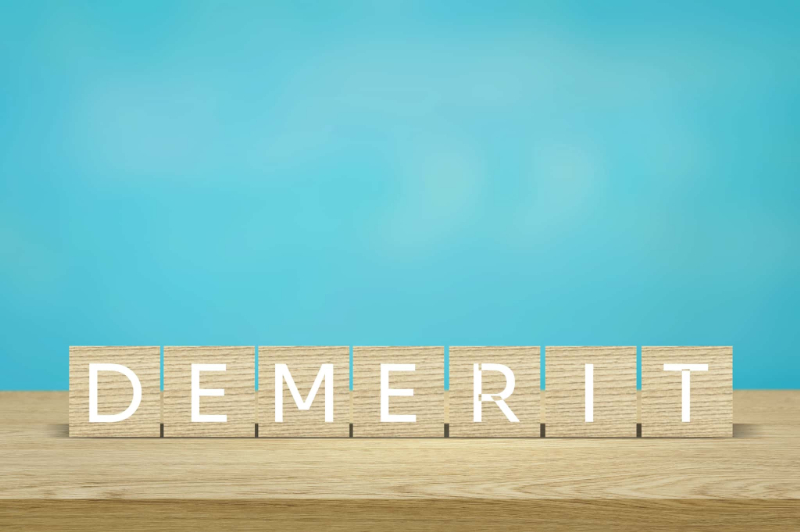 矯正治療で歯を削るデメリットを説明するイメージ