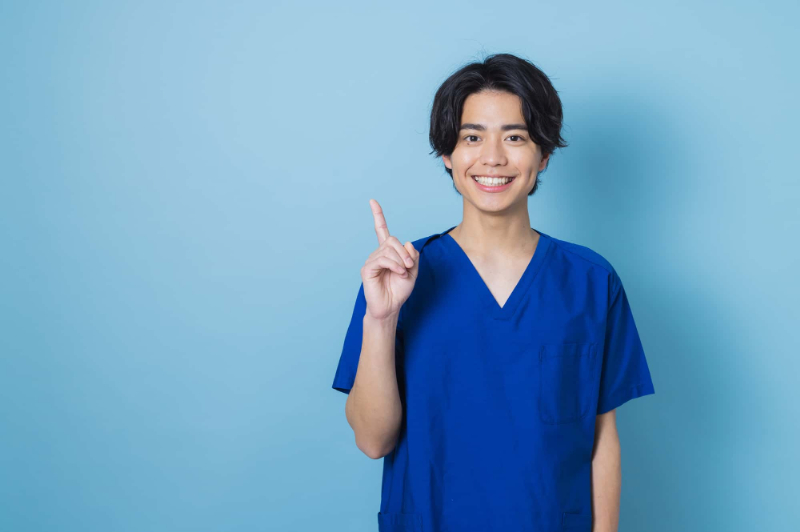 矯正治療で歯を削る理由について説明する歯科医