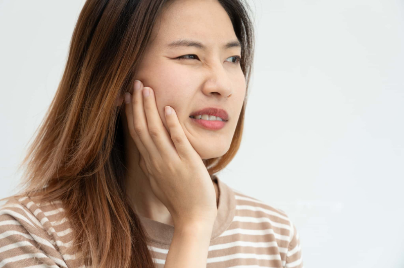 根管治療の仮蓋が外れた状態を放置して虫歯が進行した女性