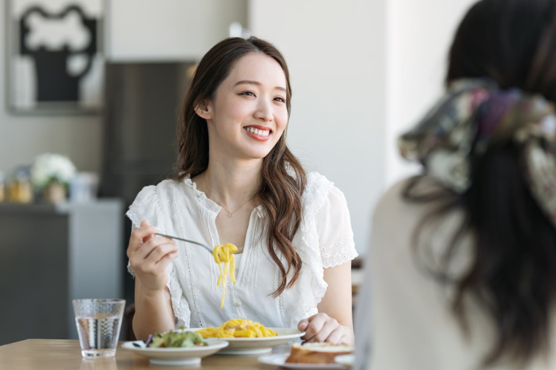 根管治療が完了して美味しそうに食事をする女性