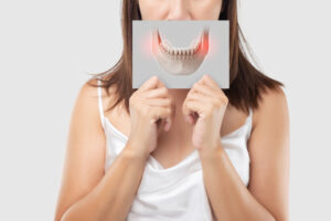 顎関節症を放置し顎に違和感がある女性