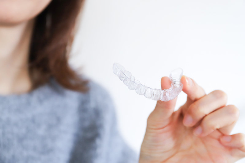 食事のためにマウスピースを外す様子