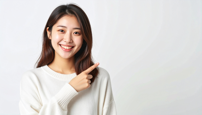 マウスピースをつけたまま食事をしてはいけない理由を伝える女性