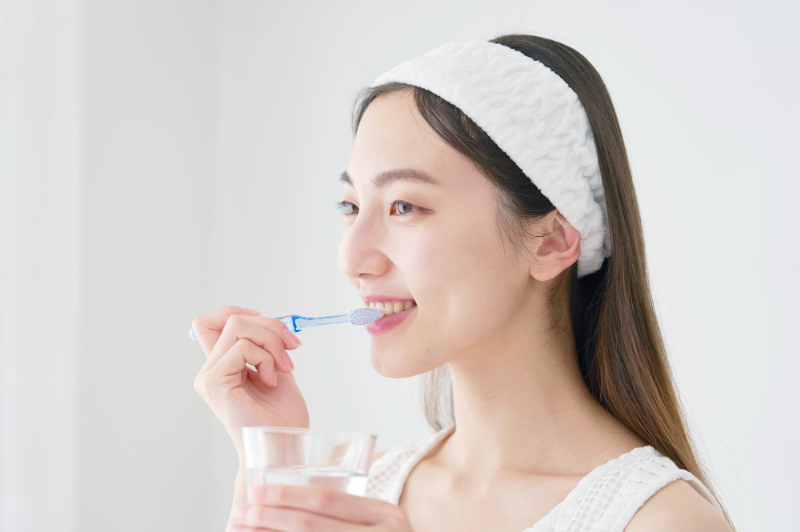 丁寧に歯磨きする女性