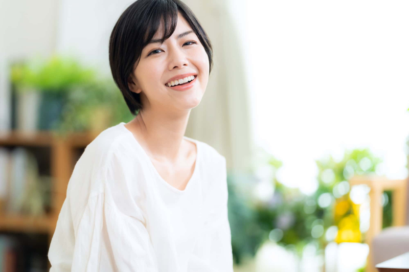 矯正した美しい歯並びで笑う女性