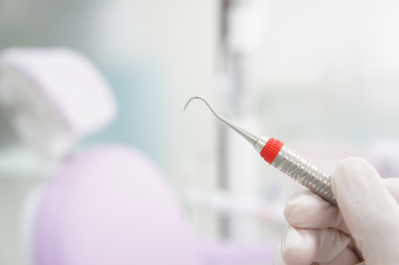 スケーラーを持つ手元