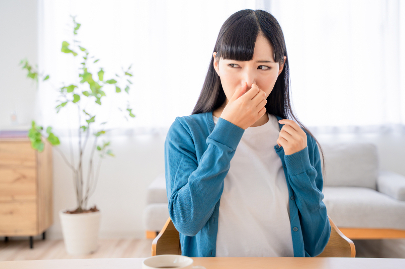 自分の口から口臭を感じる女性