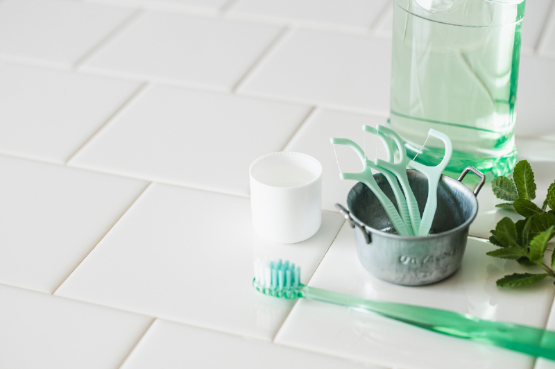 歯ブラシと共にデンタルフロスとマウスウォッシュも使用するイメージ