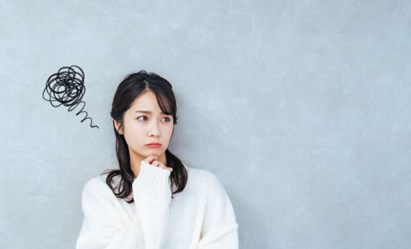 モヤモヤと悩む女性