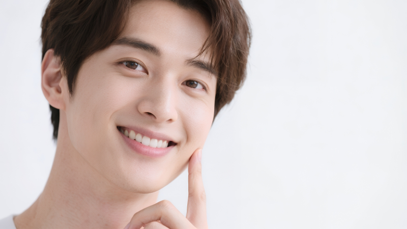 歯周病を予防し健康な歯ぐきを維持する笑顔の男性