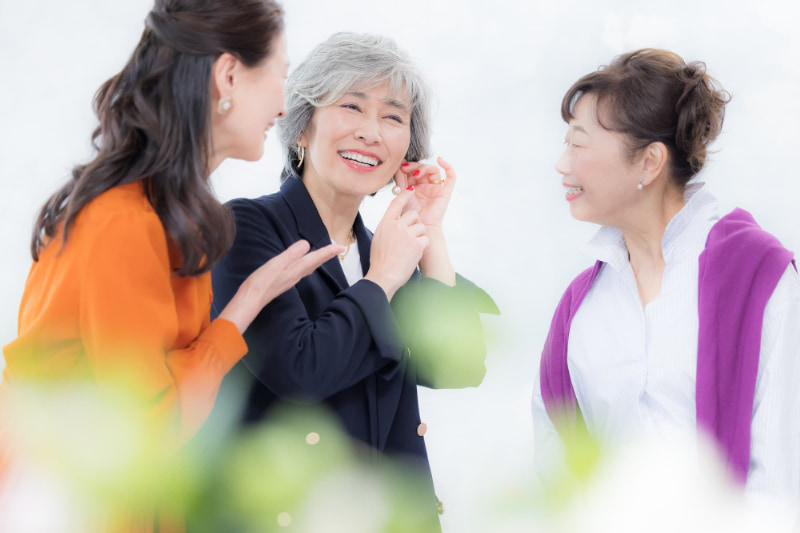 友人達と談笑する女性