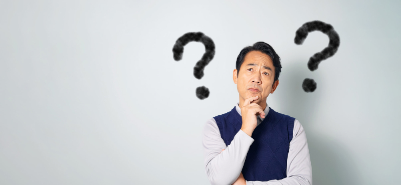 インプラントは保険適用となるのか考える男性