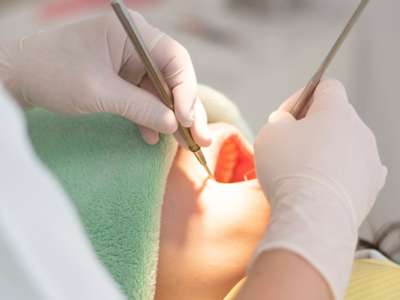 自宅で虫歯治療を受ける様子