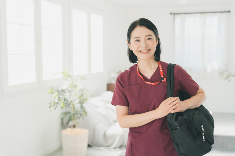 訪問歯科に訪れた歯科医師の女性