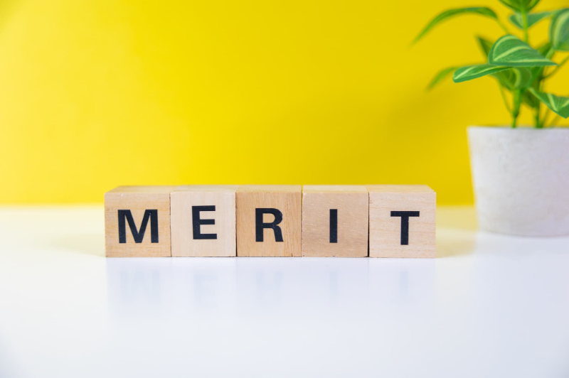 歯医者で歯のクリーニングを受けるメリットを説明するイメージ