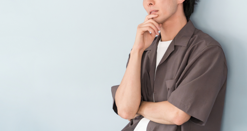 親知らずは抜いたほうがいいのか悩む男性